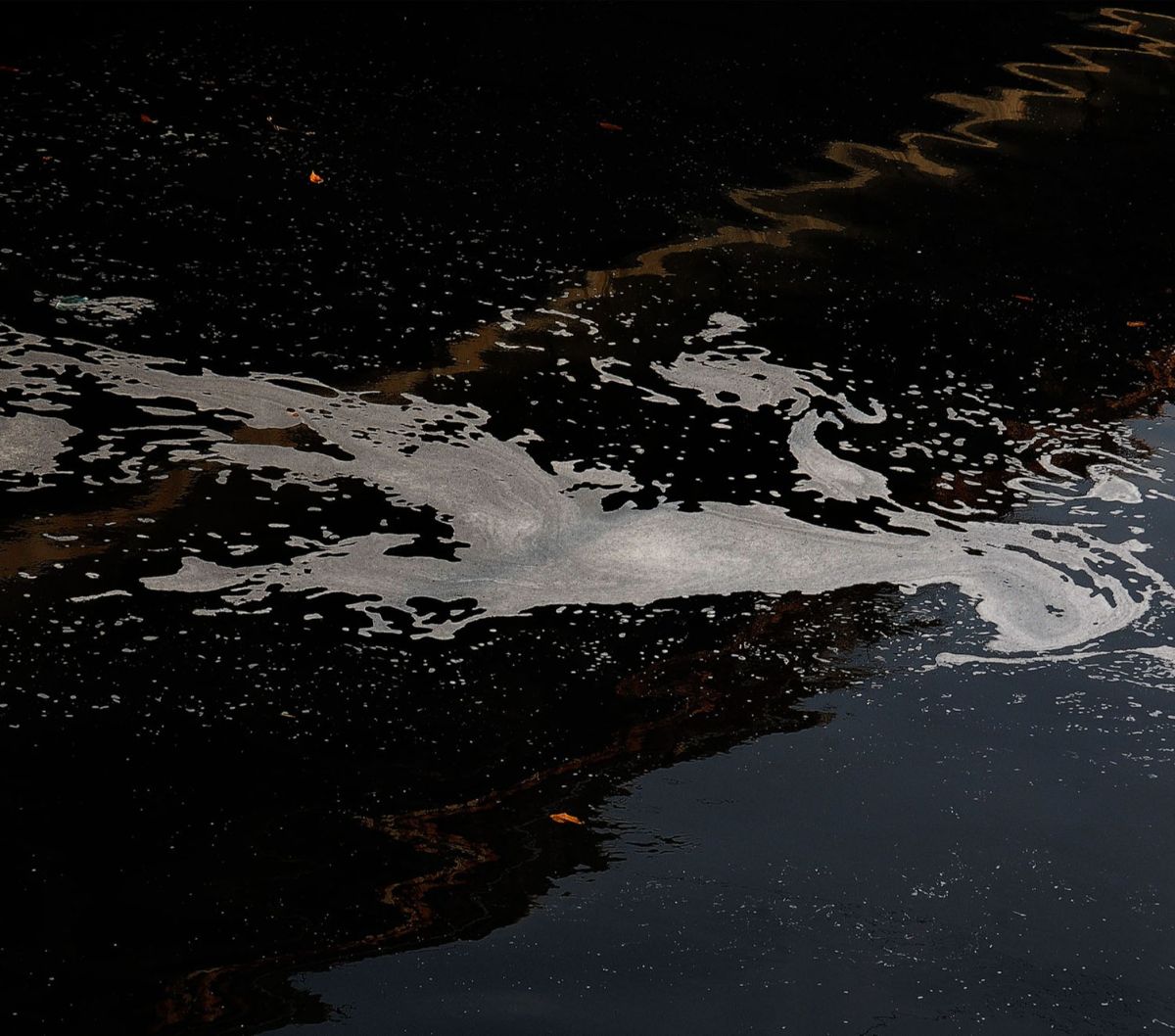 Pencemaran limbah industri pada aliran Kali Bekasi belakangan tampak semakin parah. Sebagaimana yang terlihat di Bendungan Kali Bekasi, pada Rabu (20/9/2023), kondisi air terlihat berwarna hitam pekat.