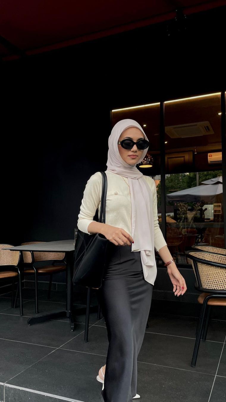 Ide Tampilan Stylish Hijaber dengan Rok dan Dress Satin