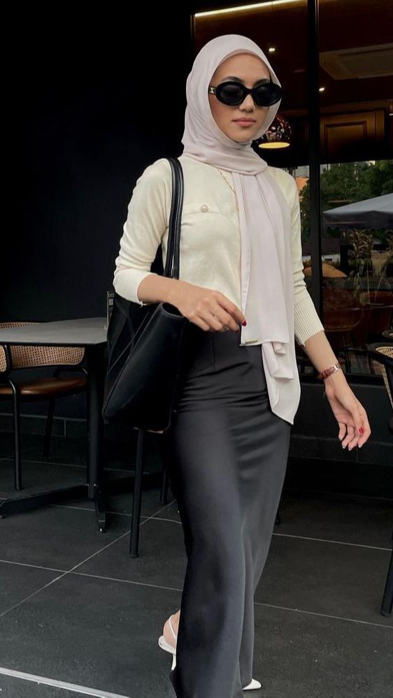 Ide Tampilan Stylish Hijaber dengan Rok dan Dress Satin