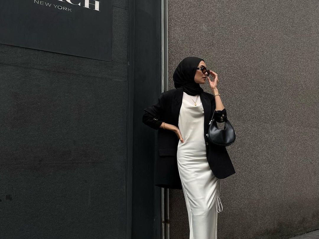 Ide Tampilan Stylish Hijaber dengan Rok dan Dress Satin