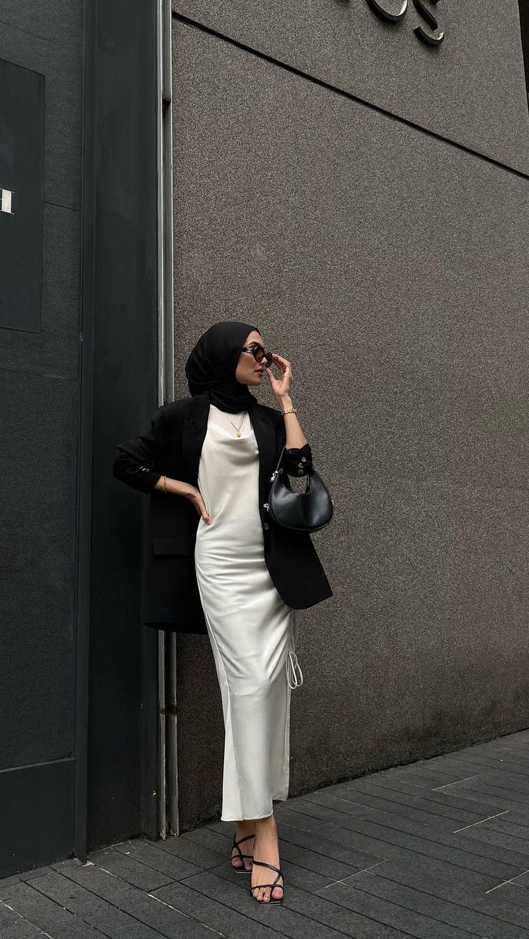 Ide Tampilan Stylish Hijaber dengan Rok dan Dress Satin