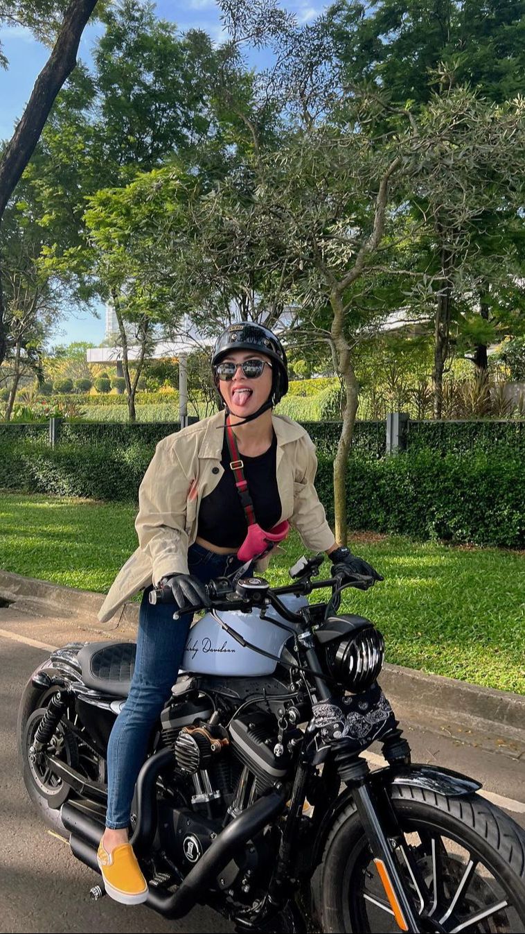 Potret Adu Gaya Para Artis Cantik Nunggang Moge