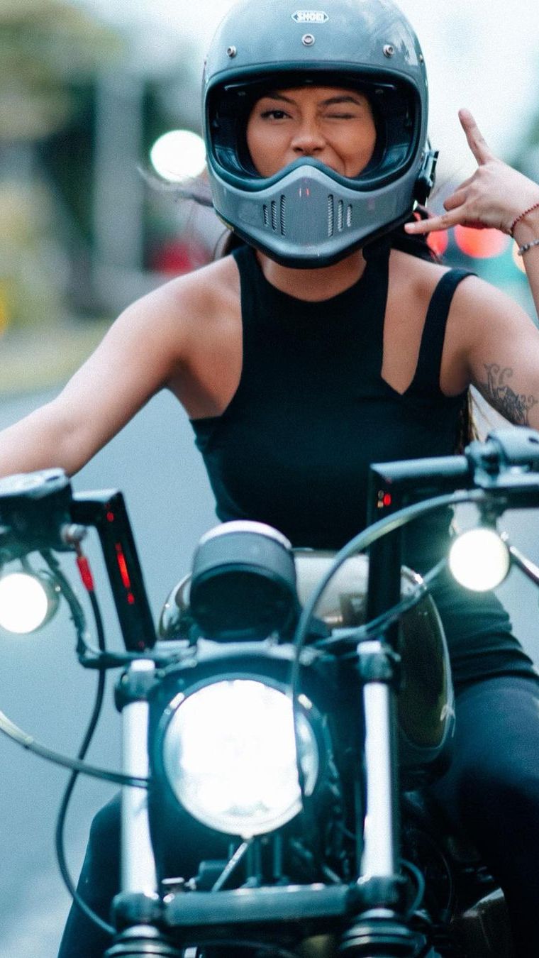 Potret Adu Gaya Para Artis Cantik Nunggang Moge