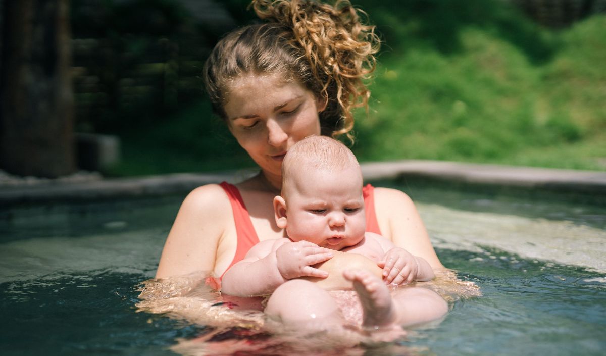 3. Berenang atau Main Air