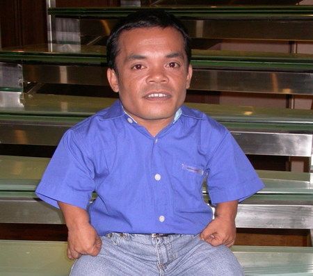 Jauh Dari Kesan Mewah, Potret Rumah Ucok Baba di Kampung Halaman, Berdinding Kayu dan Beratap Seng!