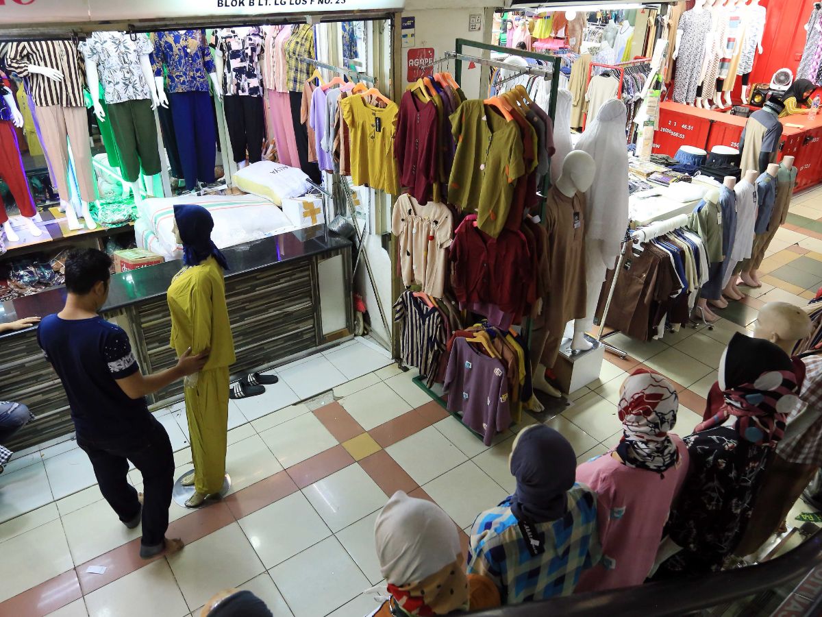 Potret Suasana Terkini Pasar Tanah Abang, Lebih Banyak Menekinnya Ketimbang Orang yang Belanja