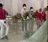 Kreatif Tanpa Batas, Pengantin Ini Bukannya Diiringi Bridesmaid, tapi Deretan Balon