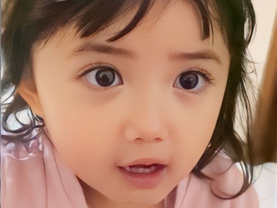 Momen Lucu Gadis Cilik Jadi CCTV Ibunya: 'Ibu Tadi Ayah Senyumin Teteh-Teteh'