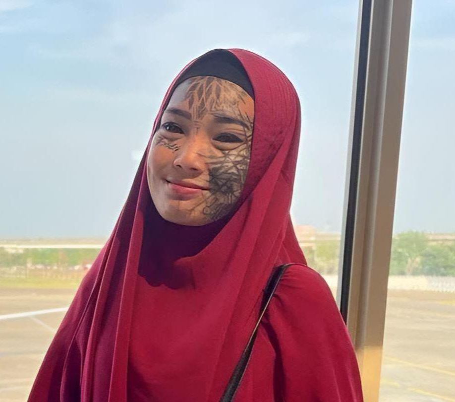 Malu dengan Ulah Putrinya, Ayah dari Mondy Tatto Menangis di Depan Ustaz Derry Sulaiman, Mohon Maaf kepada Ebit Lew