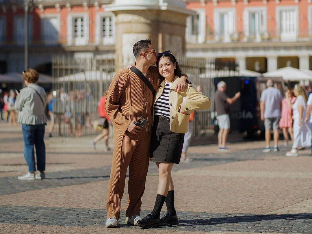Outfit Cute Nagita Saat Jelajah Spanyol ala Anak Sekolah Korea