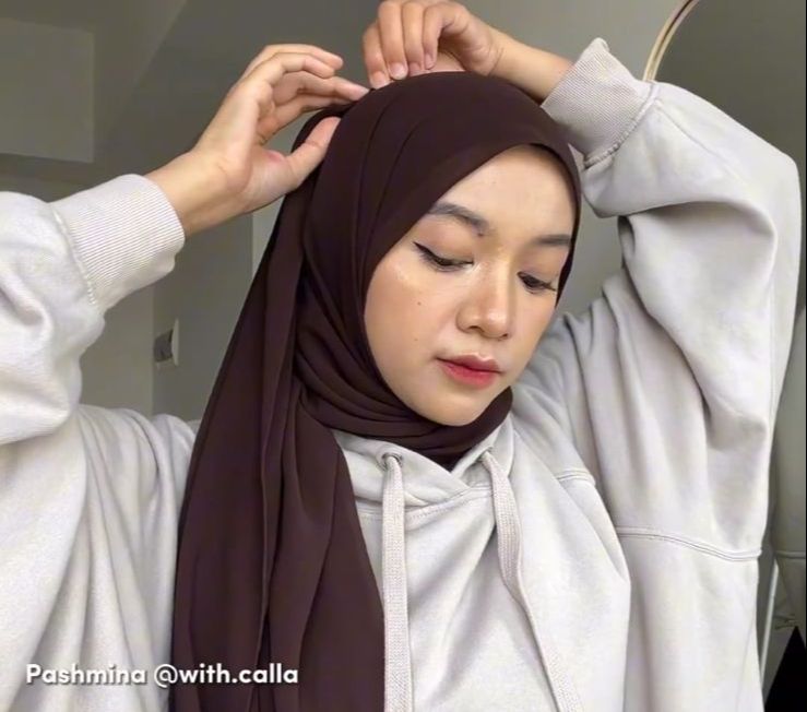 Tutorial Pashmina dengan Hoodie Super Simpel Untuk Kaum Rebahan