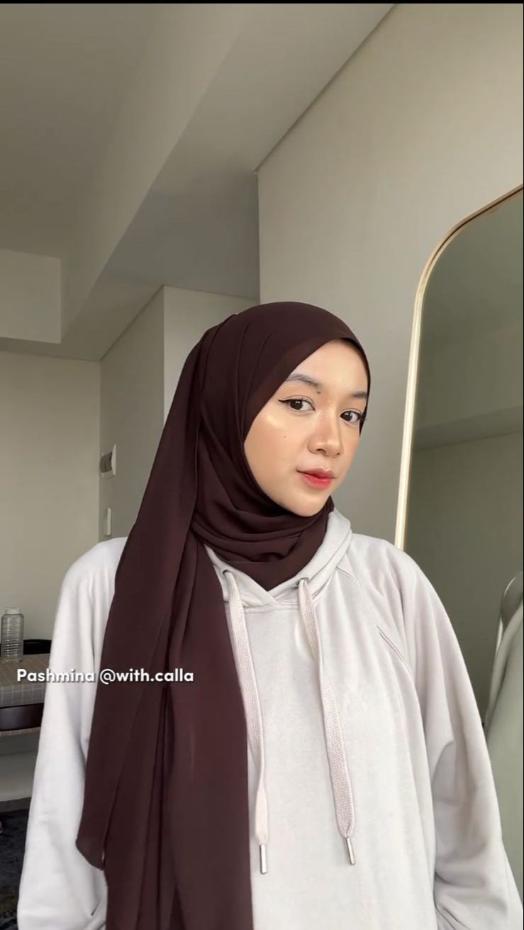Tutorial Pashmina dengan Hoodie Super Simpel Untuk Kaum Rebahan