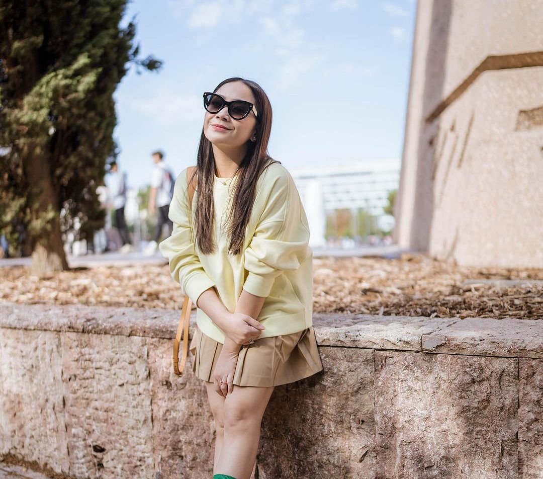Outfit Cute Nagita Saat Jelajah Spanyol ala Anak Sekolah Korea