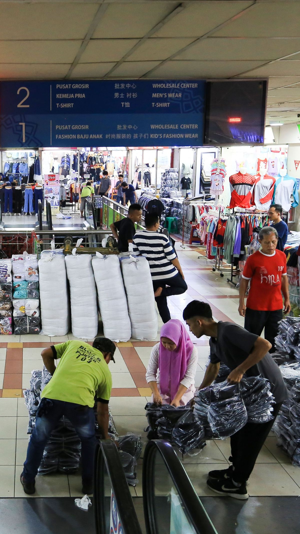 Potret Suasana Terkini Pasar Tanah Abang, Lebih Banyak Menekinnya Ketimbang Orang yang Belanja