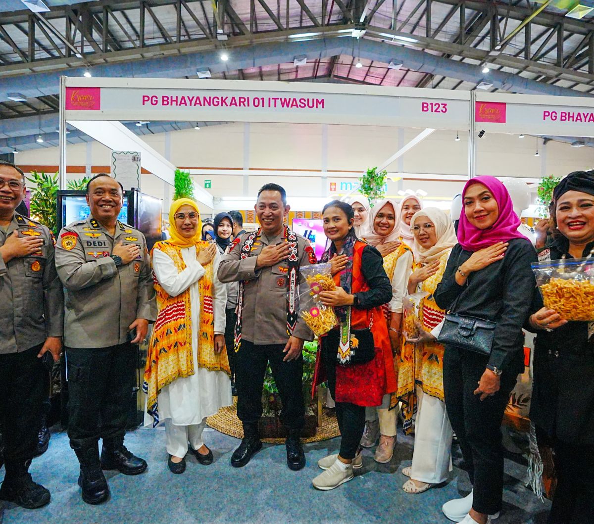 Kapolri Datangi Stand UMKM  Kreasi Bhayangkari: Terus Semangat buat Produk Kebanggaan Indonesia
