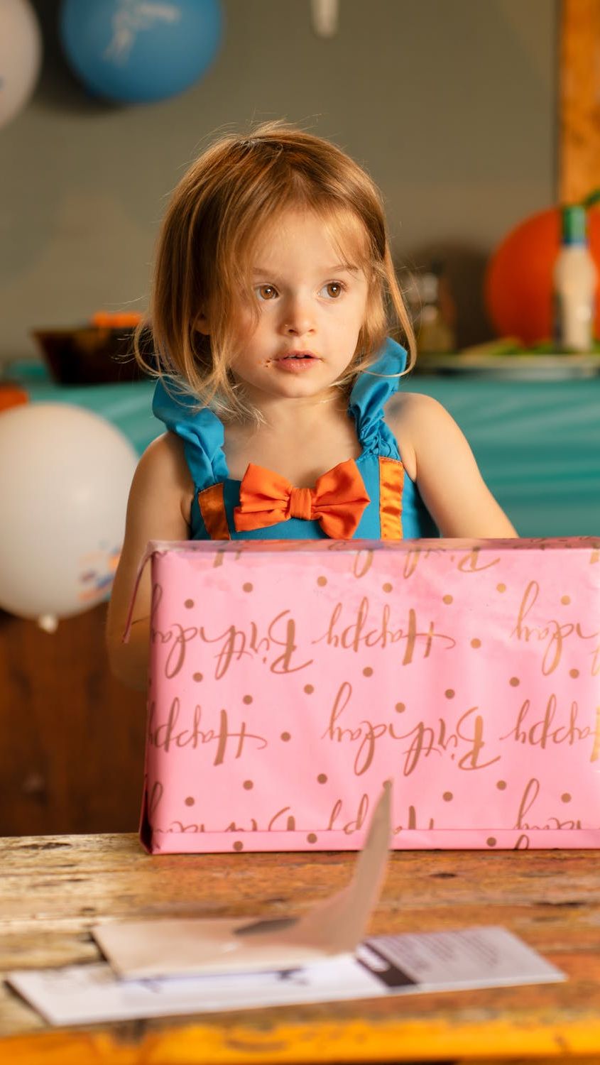 4. Receiving Gifts (Diberikan Hadiah)