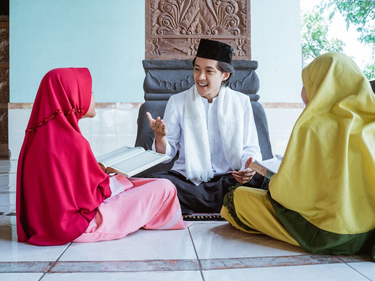 Hukum Melarang Anak-anak Berisik di Masjid Saat Sholat