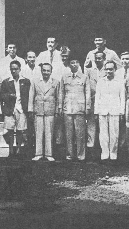 Foto Lawas Pemerintahan Pertama Soekarno-Hatta Kabinet Presidensial Tahun 1945, Presiden Berdiri Gagah di Antara Para Menteri