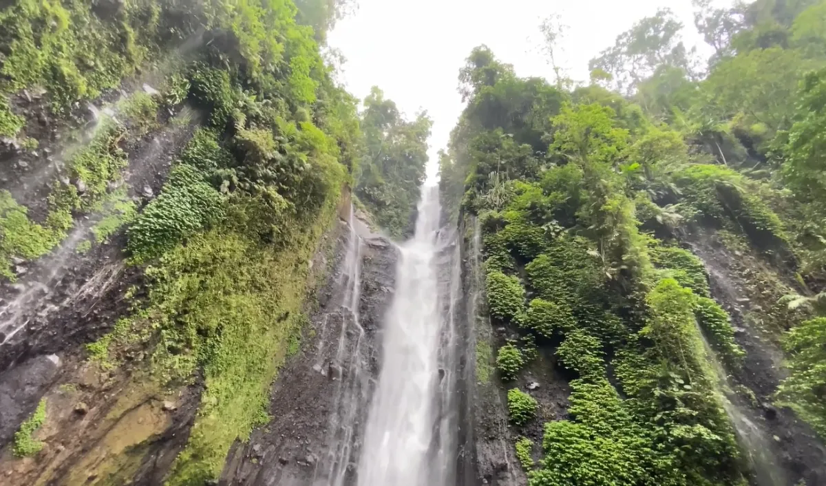 Ada di tengah-tengah lembah.