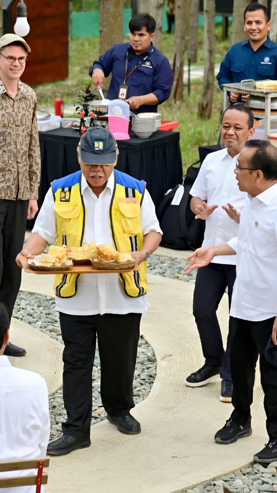 Aksi Menteri PUPR Basuki Hadimuljono Jadi Pramusaji Bawakan Sarapan ke Jokowi dan Para Menteri yang Bermalam di IKN