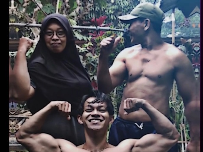 Viral Bapak Vs Anak Berbadan Besar Adu Panco, Netizen Malah Salfok Otot Emaknya