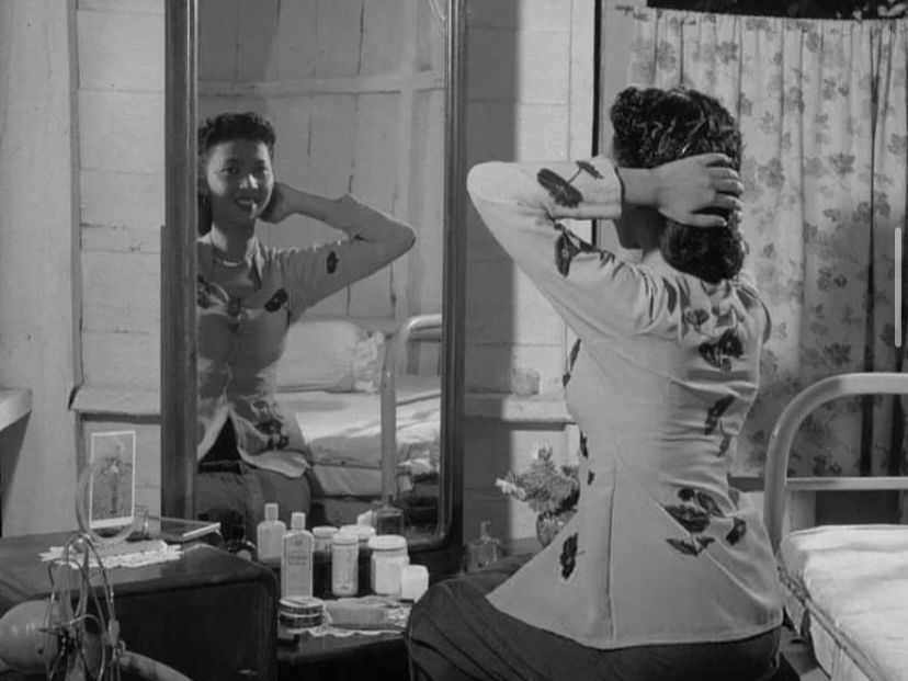 Viral Foto Jadul Wanita Dandan di Depan Cermin Tahun 1955, Merek Kosmetik Bikin Salfok