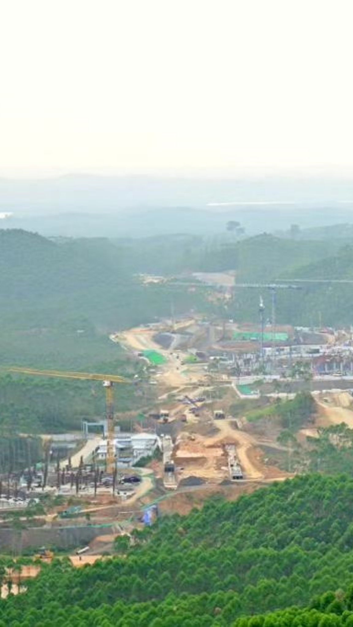 Pemandangan proyek pembangunan IKN dari atas bukit.
