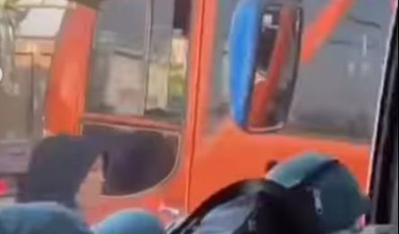 Masuk ke Dalam Bus Umum