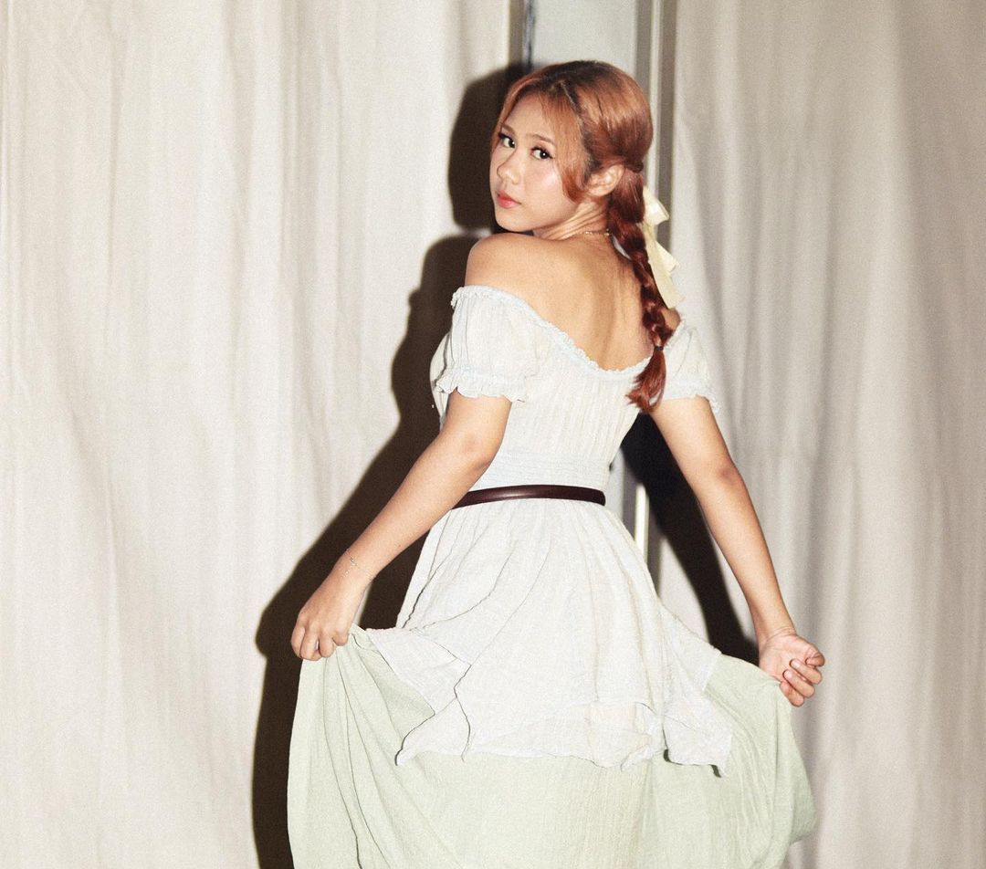 Potret Outfit Retro Vibe Nadin Amizah, Gaya Khas yang Memikat