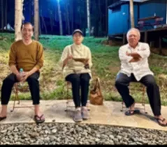 Presiden Jokowi dan beberapa Menteri Kabinet Indonesia Maju mengunjungi IKN Nusantara dalam rangka camping bersama di tengah hutan.