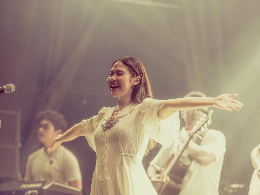 Potret Outfit Retro Vibe Nadin Amizah, Gaya Khas yang Memikat