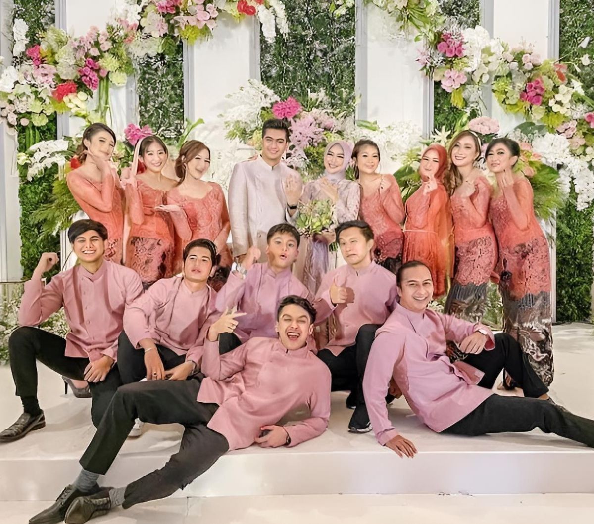 Dulu Tak Sengaja Pangku Saat Jadi Bridesmaid dan Groomsmen, Kini Beneran Pacaran, Netizen: 'Kawal Sampai Pelaminan'