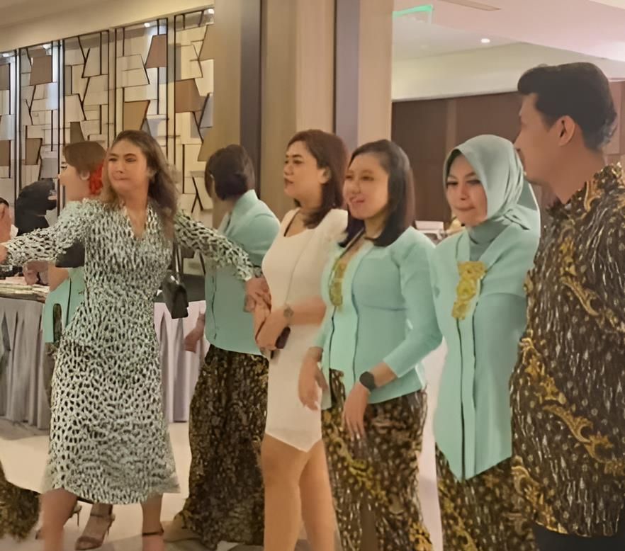 Dulu Tak Sengaja Pangku Saat Jadi Bridesmaid dan Groomsmen, Kini Beneran Pacaran, Netizen: 'Kawal Sampai Pelaminan'