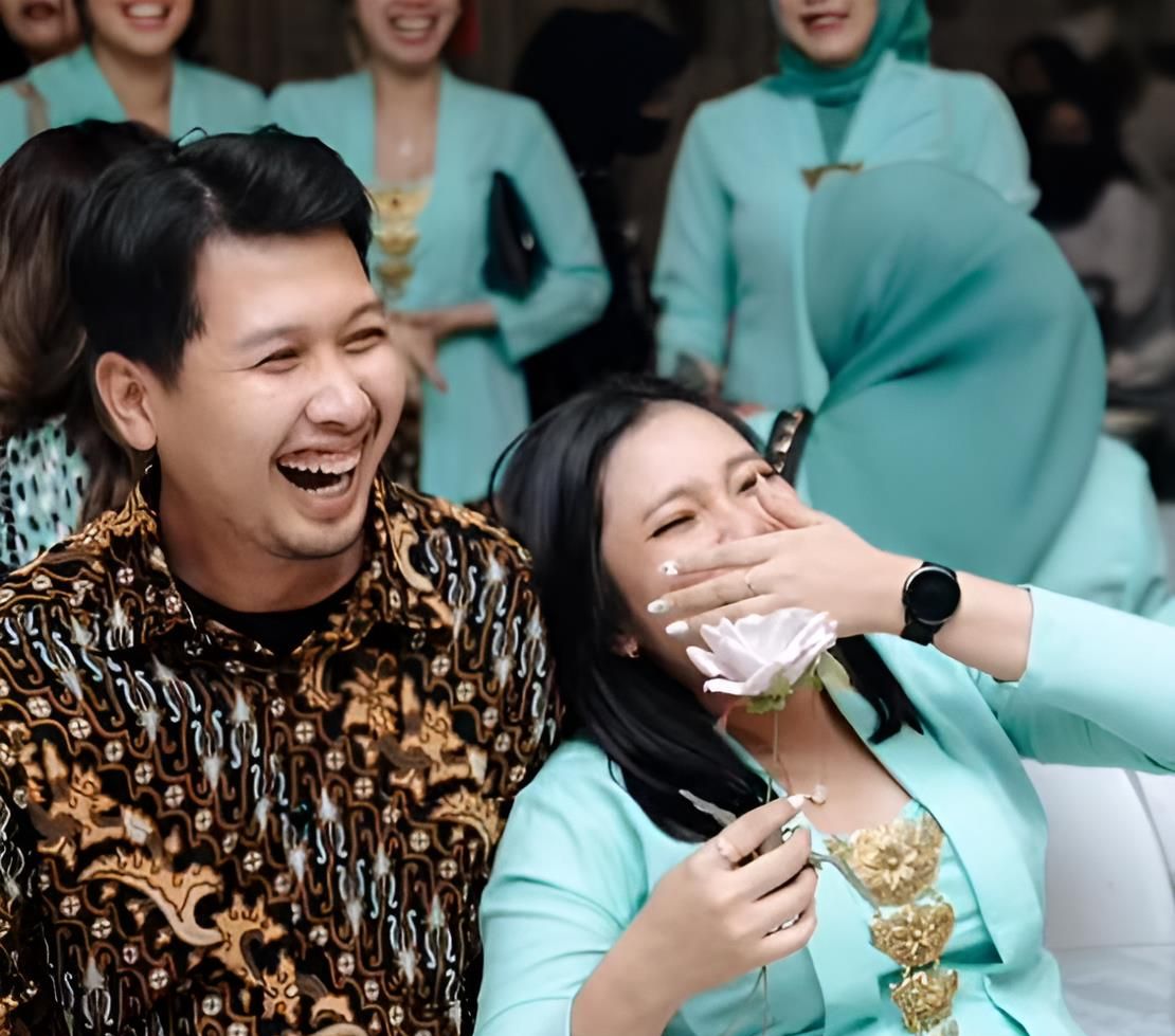 Dulu Tak Sengaja Pangku Saat Jadi Bridesmaid dan Groomsmen, Kini Beneran Pacaran, Netizen: 'Kawal Sampai Pelaminan'