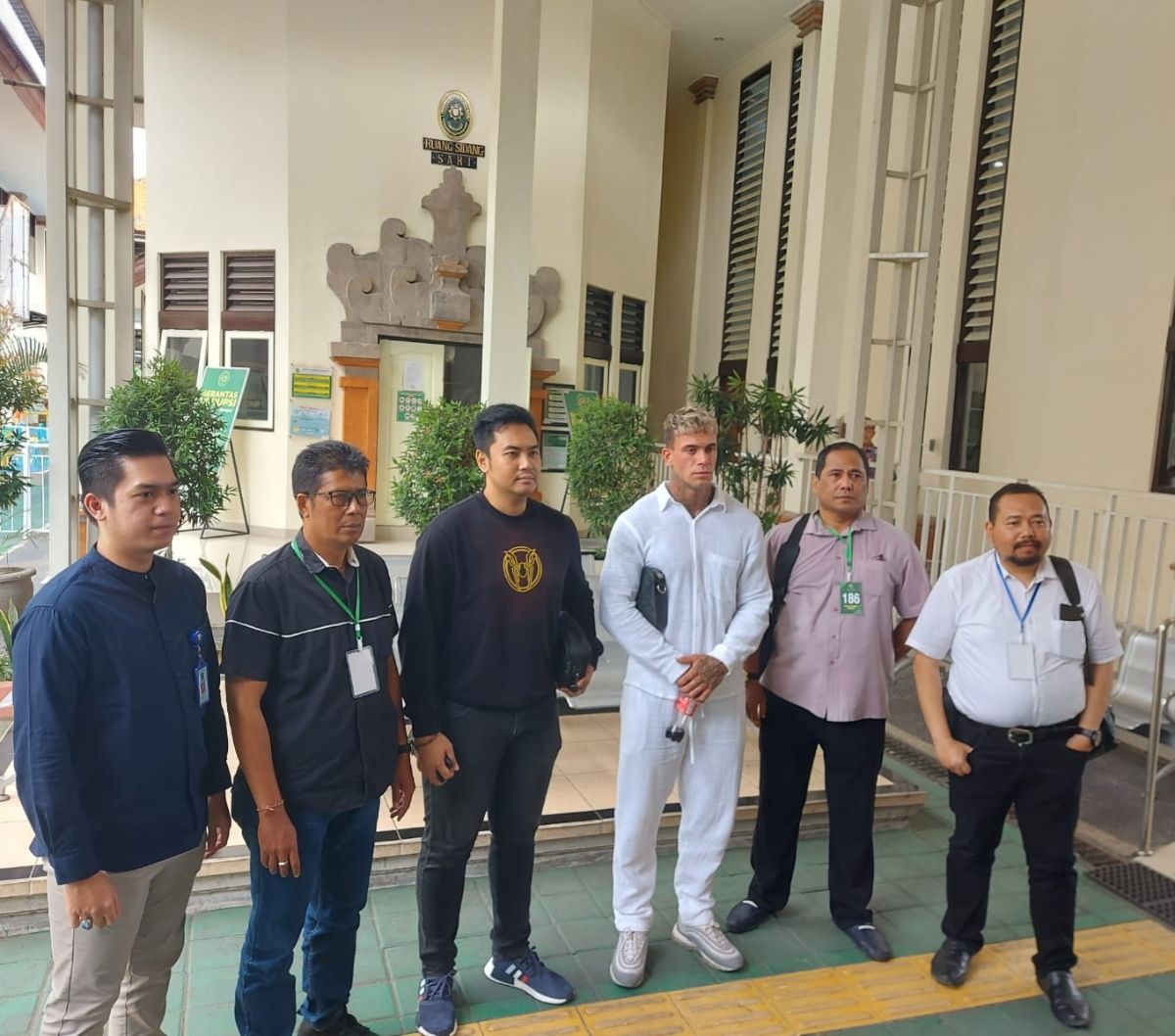 Tampar dan Lawan Polisi, Bule Inggris Divonis Satu Bulan Penjara