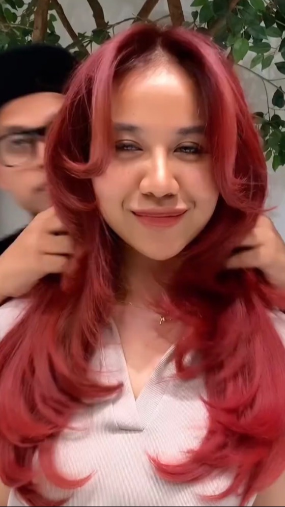Ini potret gaya rambut terbaru Mayang. Ia memilih rambut baru dengan warna merah.