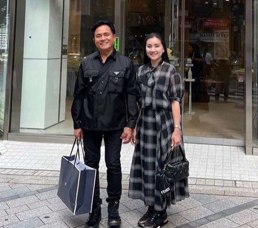 Potret Cantik Istri Yusril Ihza Mahendra Pose Bareng Suami di Tokyo, Netizen Salfok Dikira Putri Sulung