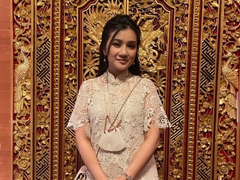 Potret Cantik Istri Yusril Ihza Mahendra Pose Bareng Suami di Tokyo, Netizen Salfok Dikira Putri Sulung