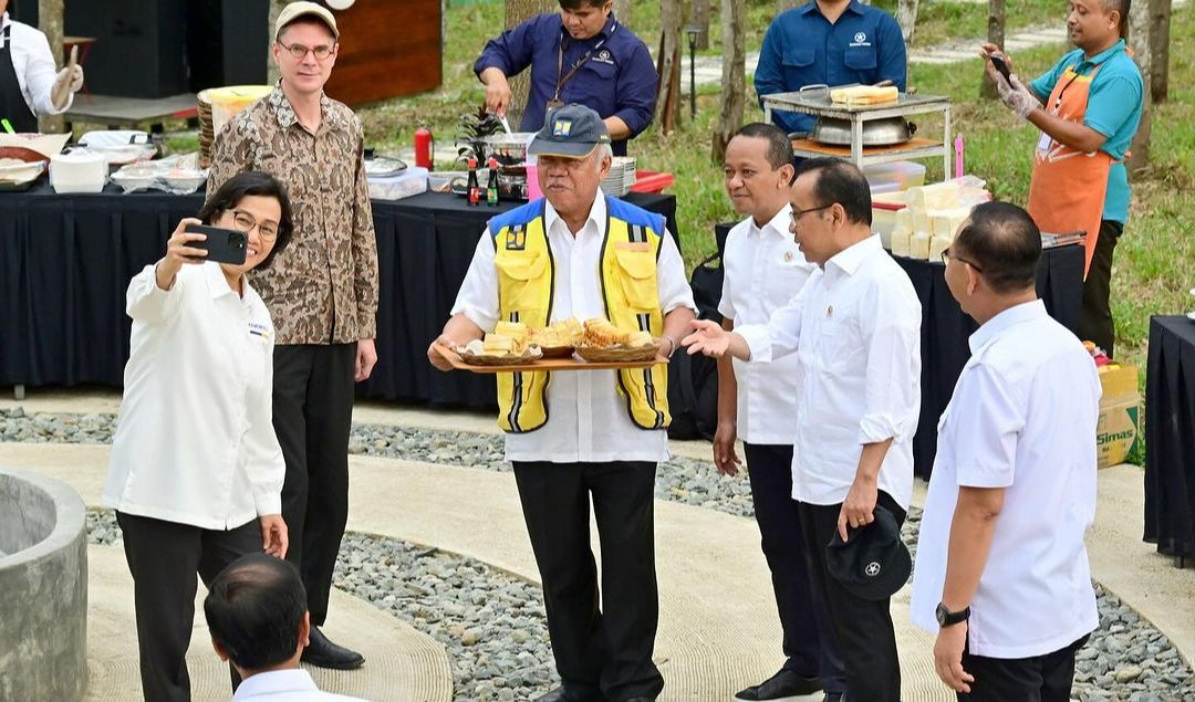 Tak hanya kepada Jokowi, Roti tersebut ditawarkan kepada para menteri yang hadir.<br>