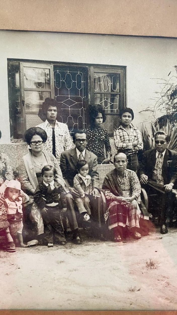 1. Anak keenam dari sepuluh bersaudara.