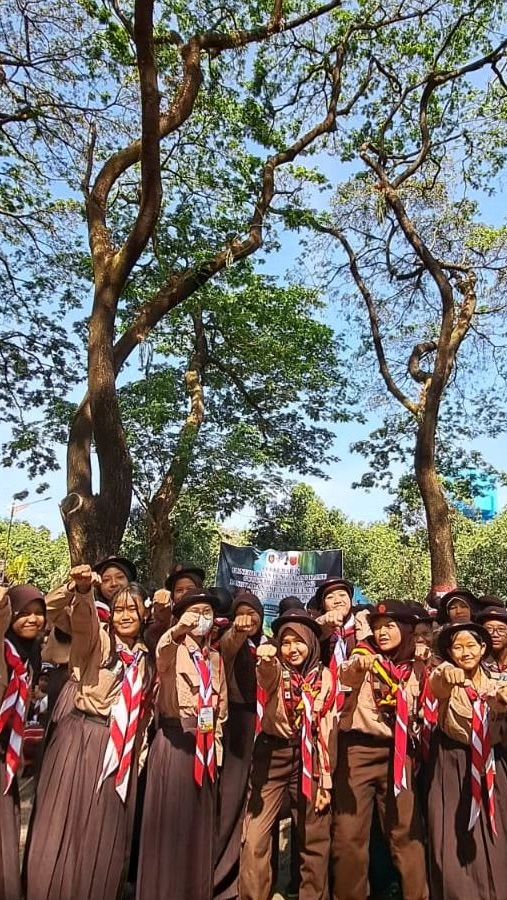 Pohon trembesi berumur puluhan tahun menciptakan suasana nyaman dan teduh.