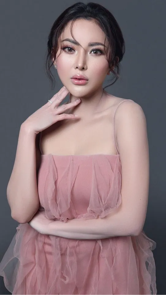Ayu Aulia tampil girlie sekaligus feminim dengan makeup nude.