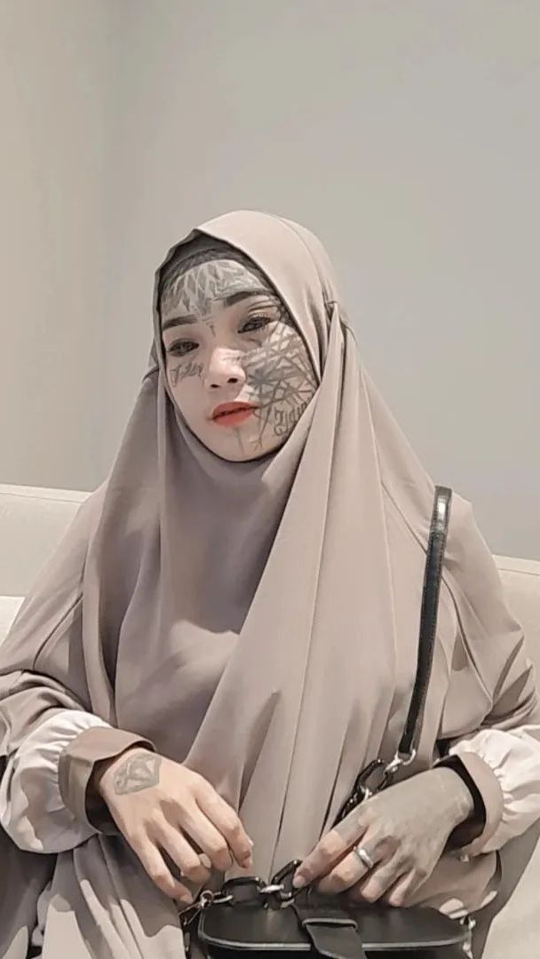 Menuduh Dilecehkan Ustadz Ebit Lew, Inilah Transformasi Mondy Tatto Dulu dan Sekarang yang Berubah Drastis Banget