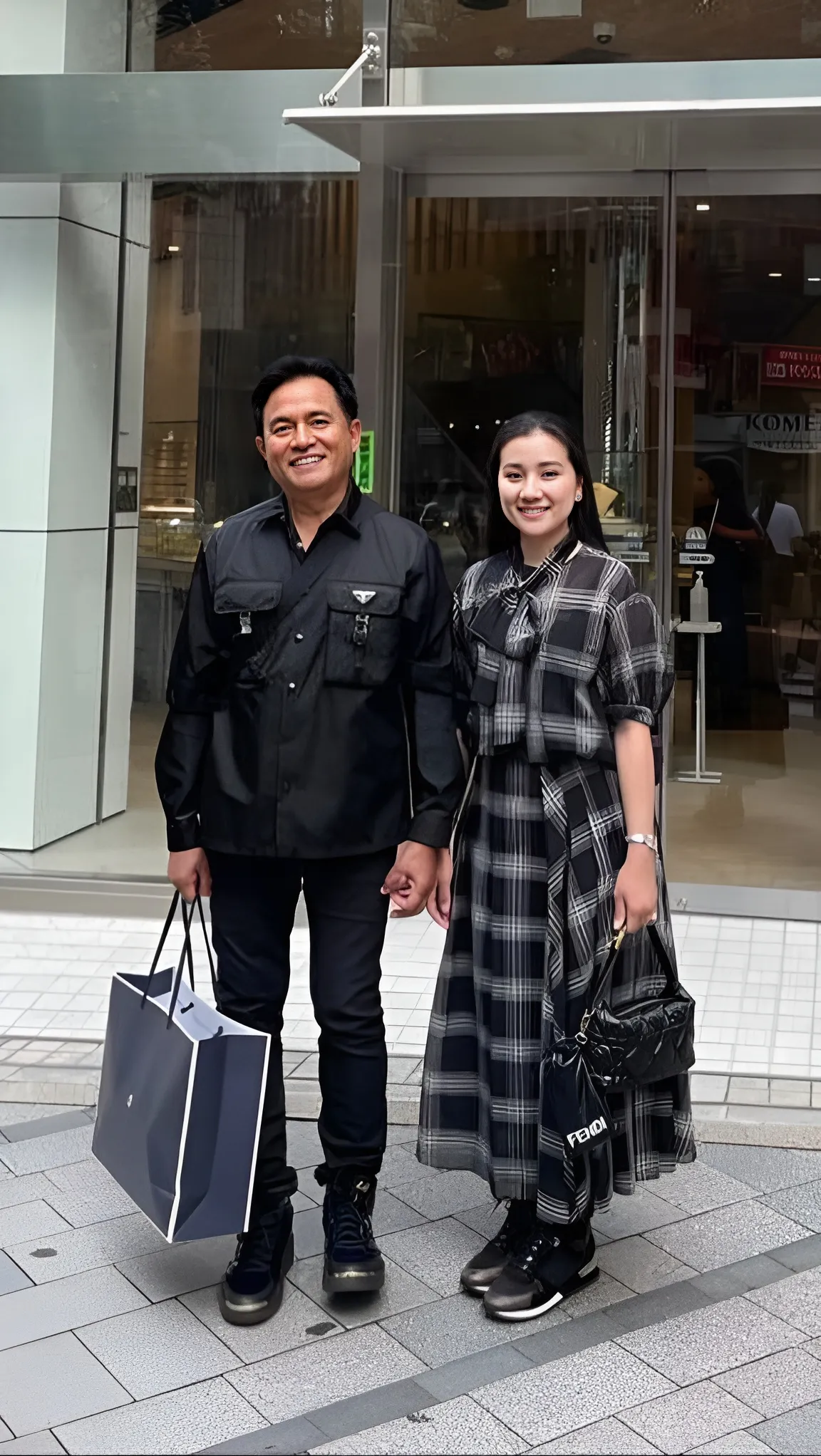 Potret Cantik Istri Yusril Ihza Mahendra Pose Bareng Suami di Tokyo, Netizen Salfok Dikira Putri Sulung<br>