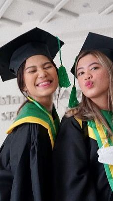 Kalau yang ini potret Zize ketika wisuda. Ia lulusan SMA Al Azhar.