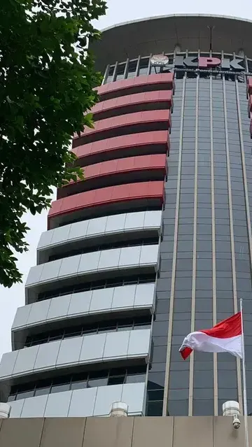 Keempat tersangka itu adalah Budiyanto Wijaya (BW), Arif Yahya (AY), dan Gustaf Urbanus Patandianan (GUP) selaku pihak swasta, sementara satu lagi yaitu Totok Suharto (TS) selaku pegawai negeri sipil.