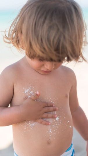 Salah satu cara yang efektif adalah dengan menggunakan sunscreen atau sunblock. Artikel ini akan memberikan 14 rekomendasi sunscreen untuk anak, mulai dari harga termurah. Sebelum kita masuk ke rekomendasi, mari kita bahas pentingnya penggunaan sunblock untuk anak.