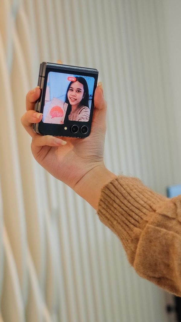 Hack Trick Bikin Konten Vlog Sendirian Pakai Galaxy Z Flip5, Hasilnya Anti-mainstrem
