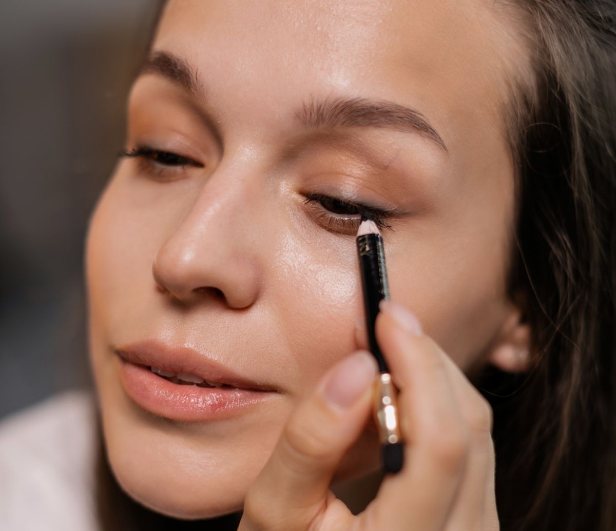 Membuat Wing Eyeliner Lebih Mudah dengan Bobby Pin