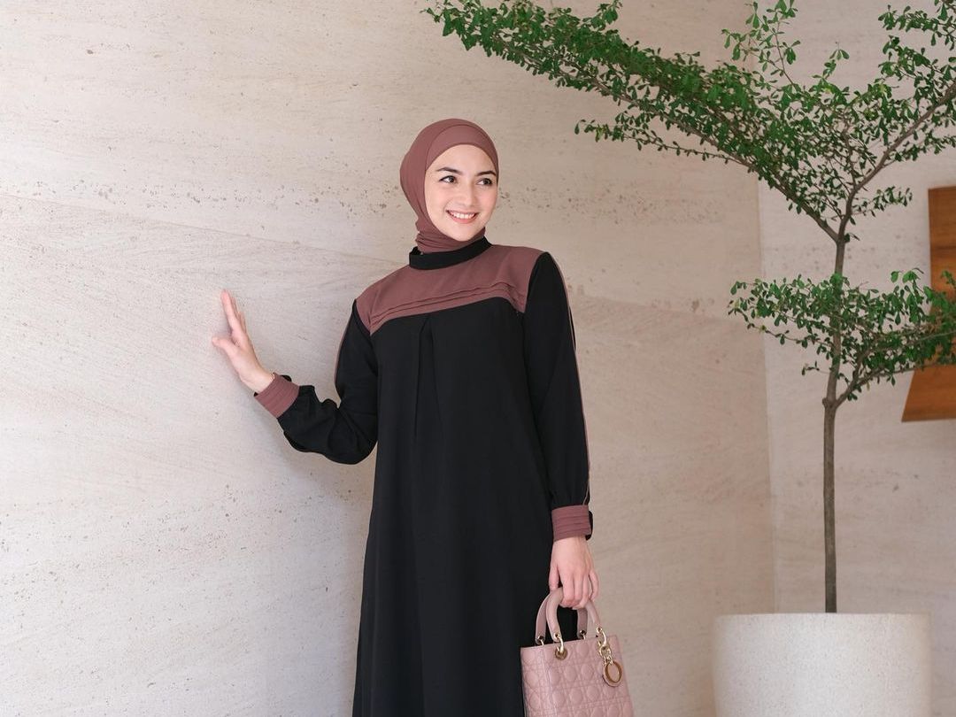 3 Chic Look Citra Kirana dengan Outfit Hitam yang Simpel